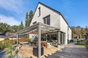 Architektenhaus mit Pool am Wald